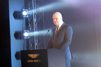 日本で行われた発表会において、新型「ヴァンテージ」の特徴を語るチーフエンジニアのマット・ベッカー氏。