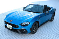 フロントグリルの形状やエンジンフードのパワーバルジは、70年代に活躍した「アバルト124スパイダー ラリー」から受け継いでいる。