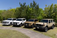 現行の「ランドクルーザー」ファミリー。写真向かって右が“70”、中央の2台が“250”、左奥が“300”。　
	ほった「“80”、“100”、“200”って重ねてきた“ステーションワゴン”系の歴史は承知していますが、それでもやっぱり、私はカド丸なデザインの“300”より、カクカクした“70”や“250”のほうが、ランクルっぽいデザインな気がするんですよね」　
	清水「うん。何言ってるかサッパリわからない」　
	（写真：郡大二郎）