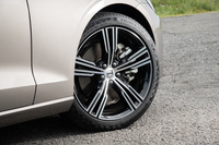 タイヤサイズは標準仕様が234/45R18、オプションの「プラス・パッケージ」装着車が235/40R19（写真）。「S60」のシャシー特性に合わせて設計された、専用タイヤが装備される。