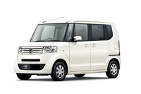 2011年12月に発売された初代「N-BOX」。2011年度は4万7329台を売り上げ、軽四輪車販売順位で10位にランクイン。通年販売となった2012年度は同23万6287台で1位に、四輪車全体でも3位に入った。