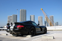 首都高速は辰巳PAにて。辰巳PAというと「走り屋御用達」のイメージが強いけど、実はご覧の通り、臨海部の高層群を一望できる隠れたロケーションポイントだったりする。