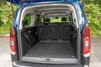 3列目シートは取り外して家に置いていくこともできる。すごく重いので、外すのも装着するのもそれなりに苦労する。