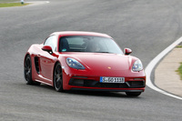 ポルシェ718ボクスターGTS（MR/6MT）／718ケイマンGTS（MR/7AT）【海外試乗記】