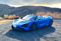 カーボンパーツやチタニウム製エキゾーストシステムなどの採用で、ベースモデルの「720S」から軽量化とパワーアップが図られた「マクラーレン765LTスパイダー」。（photo：CG）