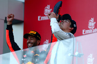 先輩のリカルド（写真左）に教わった「シューイ」で自身初表彰台を祝うウィリアムズのストロール（同右）。カナダの大富豪である父親の後押しで、中堅ウィリアムズチームに巨額のマネーを持ち込んだ18歳の新人は、当初は度々経験不足を露呈し周囲の気をもませたが、前戦の母国カナダで初入賞を果たすと、アゼルバイジャンでは初めてチームメイトのフェリッペ・マッサを上回る予選8位を獲得。そしてレースになると2位という思いもよらぬ好位置でスポットライトを浴びることになった。最後にボッタスに抜かれ3位となったが、それでもプレッシャーに屈することなく走り切れたのは立派だった。（Photo=Red Bull Racing）