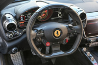 コックピットまわりのデザインはV12の「GTC4ルッソ」と変わらない。走行モード切り替え機構“マネッティーノ”の設定も5種類（Ice／Wet／Comfort／Sport／ESC OFF）とV12モデルと同じ。