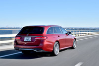 ボディー各部に遮音材を配置して静粛性を高めている。またボディー後部を専用設計とし、フロア剛性を高めて振動の発生を抑えている。