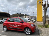 シエナのルノー販売店であるパンパローニにて。代車用に導入された「ルノー・トゥインゴ エレクトリック」。2021年3月撮影。