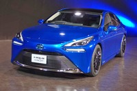 大きなヘッドランプとグリルが目を引くフロントフェイス。「フォースブルー マルチプルレイヤーズ」と呼ばれるボディーカラーも新たに開発された。