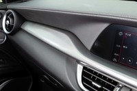 インストゥルメントパネルやセンターコンソールは、アルミのインサートでドレスアップされている。