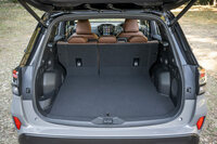 リア面のほとんどが開口部という、新型「フォレスター」のテールゲート。これでも最大開口幅は1250mmと、1300mmあった先代よりは若干減じている。