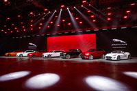 舞台にはジャガーのラインナップがずらりとそろった。