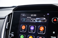 「クロストレック」では「X-MODE」のモード切り替えをタッチ式の縦型センターディスプレイを介して行う。写真は「SNOW・DIRT」を選択した様子。