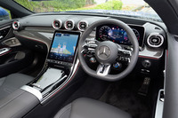 「Cクラス クーペ」と「Eクラス クーペ」が融合したという「CLE」だが、インストゥルメントパネルはCクラスと同じ。内装色はこのブラックのほかにトンカブラウンとブラックのコンビ仕立ても選べる。