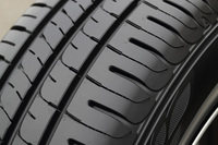 開発に際しては、ショルダー部の磨耗が先行する偏磨耗の抑制に注力。主溝（みぞ）付近からショルダー部までを極力均一に磨耗させるよう接地圧をコントロールすることで、従来製品より16％も長く使えるようになったという。