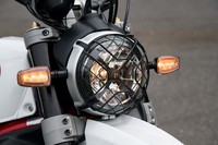 ヘッドランプはLEDタイプ。ウインカーにもLEDが採用されている。