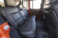 4ドアモデル「アンリミテッド」の後席。フレームの上に載るフロアはフラットな形状になっている。