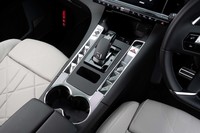 シフトセレクターの両サイドにはウィンドウの開閉スイッチやドアのロック／アンロックスイッチがレイアウトされる。シルバーの部分には「クル・ド・パリ」と呼ばれる細かな三角形の細工が施されている。