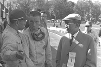 1965年のF1世界選手権U.S.GPにて、ドライバーのリッチー・ギンサーやエンジニアと意見を交わす本田宗一郎。