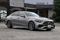 メルセデスの最新デザイン思想である「センシュアルピュリティー（官能的純粋）」に基づき、ラインやエッジを大幅に削減した曲線的な面構成となっている。