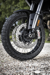 タイヤサイズは前が120/70ZR19、後ろが170/60ZR17。標準装着のタイヤは「ピレリ・スコーピオントレイルII」だが、オフロード走行に供された試乗車には、オプションのスポークホイールとブロックタイプのオン／オフ両用タイヤ「ピレリ・スコーピオンラリーSTR」が装着されていた。