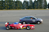 イベントの最後、展示用にもちこまれたフォーミュラニッポンのマシンがデモ走行。エンジンに火が入った瞬間、「オー！」という歓声が響いた。近藤監督のイキなはからいだった。