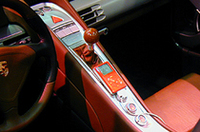 ポルシェGT3の純正オーディオでiPodの音楽が楽しめるモンスターケーブルのデモカー。