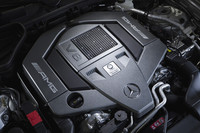 ダウンサイジング化された5.5リッターV8に、ターボチャージャーが組み合わされたM157ユニット。燃費性能は先代比で約3割向上しているという。