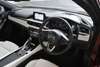 「Lパッケージ」の室内については、ステアリングホイールのアクセントやインパネデコレーションパネルなどを専用色でコーディネートし、従来より高い質感が表現されている。