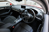 シフトパドル付きの本革巻き3スポークステアリングホイールが標準で装備される。