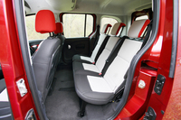 左右両方に備わるスライディングドア。パワーウィンドウはガラス部分が全開になる。