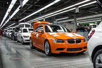 生産ラインを流れる最後の現行「BMW M3クーペ」。