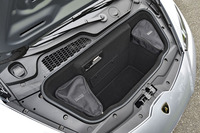 フロントフードの下には容量70リッターのラゲッジスペースが用意される。