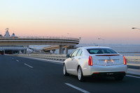 エッジの立ったスタイリングやきらびやかなグリル、タテ目のテールランプなど、外観は「CTS」や「SRXクロスオーバー」などと相通じるもの。