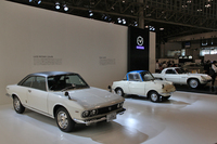 マツダのブースより「1960年 デザイン創成期」の展示。左から「ルーチェ ロータリークーペ」「R360クーペ」そして「コスモスポーツ」。