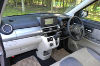 「ダイハツ・キャスト スタイルX“SA II”」のインテリア。モデルごとに、シートのデザインや助手席側の収納の形状、各部の色使いなどが使い分けられており、イメージが大きく異なる。