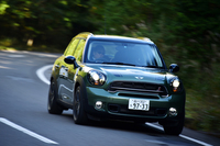 テスト車のボディーカラーはメタリック色の「ジャングルグリーン」。