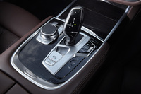 センターコンソールに備わるインフォテインメントシステムのダイヤル式コントローラーとシフトセレクター。新型「7シリーズ」のトランスミッションには8段ATが採用されている。