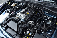 「RS」のエンジンルーム。ボディー剛性を高めるため、ストラットタワーとバルクヘッドをつなぐサスタワーバーが備えられている。