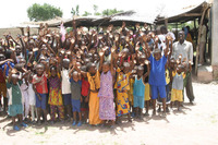 初等教育を行う学校を新たに30校建設するほか、教材などを70校に提供し、教育の質的な向上を目指す。