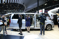 「メルセデス・ベンツVクラス」。内装の質感をアピールしていた。