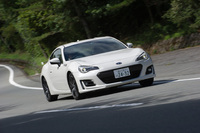 ボディーについては各部に補強を施すことで剛性が強化されたほか、制振材の形状や厚さ、材質を見直すことで、車内の静粛性が改善されている。