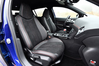 250ps仕様には、表皮にテップレザーとアルカンターラを用いたスポーツシートが装備されている。