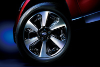 新デザインの17インチアルミホイール。