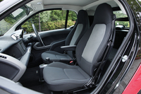 「クーペmhdプラス」に設定されるのは、ブラック＆グレーのファブリックシートのみ。これに対し、上級グレードの「クーペmhdパッション」にはファブリック3色、レザー2色の、全5種類のシートが用意される。
    