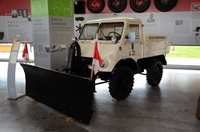 こちらは、ごく初期の「U25」。除雪に使うアタッチメントを装着している。
    