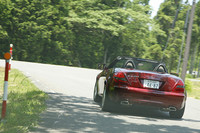 【スペック】SLK200コンプレッサー：全長×全幅×全高＝4110×1810×1300mm／ホイールベース＝2430mm／車重＝1430kg／駆動方式＝FR／1.8リッター直4DOHC16バルブスーパーチャージャー（184ps／5500rpm、25.5kgm／2800〜5000rpm）／価格＝563万円（テスト車＝605万円／本革シート＆エアスカーフ＝21万円／バイキセノンヘッドライト＆ヘッドライトウォッシャーコーナリングライト＝12万6000円／パークトロニク＝8万4000円）