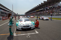 決勝スタート前のグリッド。予選3位のNo.23 MOTUL AUTECH GT-R（柳田真孝／ロニー・クインタレッリ組）を除き、トップ5台中4台をレクサスSC430勢が占めた。
    