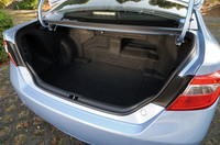 荷室容量は440リッターを確保。後席右側を倒すことで、長尺物も積むことができる。